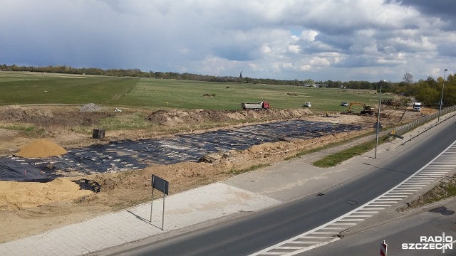 Z jednej strony remont na Moście Pionierów w Szczecinie. Z drugiej budowa dużego parkingu, jaki powstaje na terenie lotniska przy ulicy Eskadrowej.