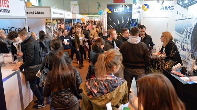 Można przebierać w setkach, a nawet tysiącach ofert praktyk oraz pracy - od mechanika samolotów przez magazynierów, aż po pracę przy produkcji jachtów.