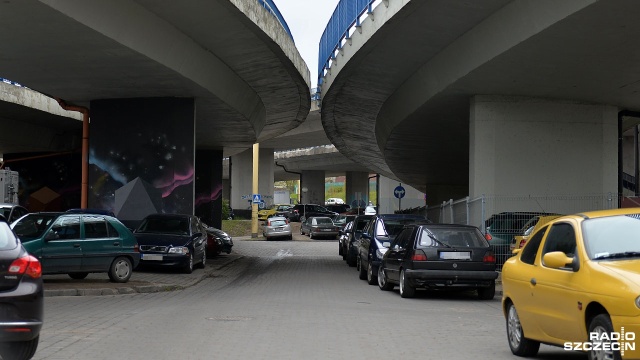 Zakaz parkowania pod Trasą Zamkową będzie obowiązywał od soboty.