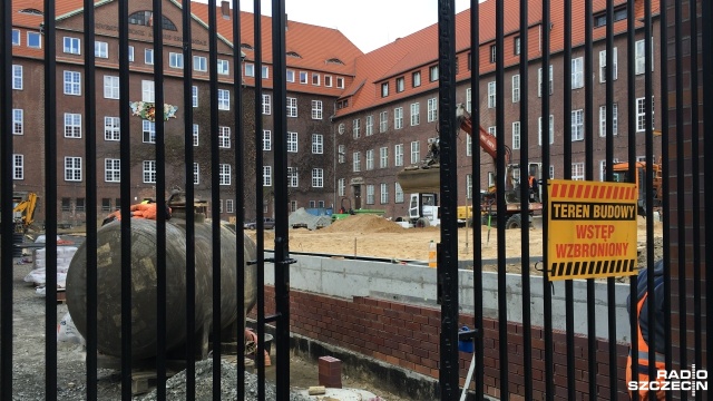 Budowa boisk przy II Liceum Ogólnokształcącym w Szczecinie opóźniona z powodu... matur. Będą oddane pod koniec czerwca z blisko miesięcznym poślizgiem.