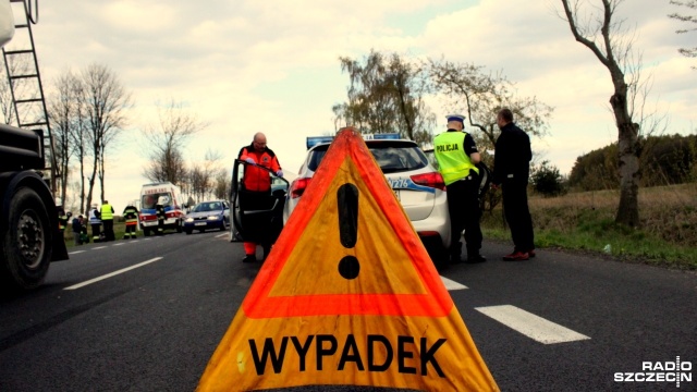 Dwa samochody osobowe zderzyły się na drodze krajowej nr 6. Do wypadku doszło w piątek ok. godz. 16.30 w miejscowości Sianów, za Koszalinem w kierunku Słupska.