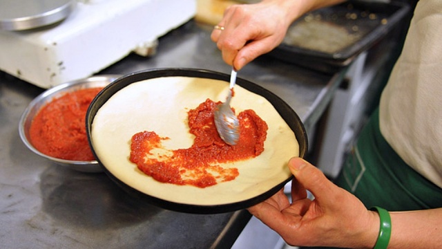 Pizza zapakowana w jadalne pudełka robi furorę w Nowym Jorku. Opakowanie, w którym danie trafia do klienta, wypiekane jest z ciasta do pizzy. To pomysł właścicieli małej pizzerii w dzielnicy Brooklyn.