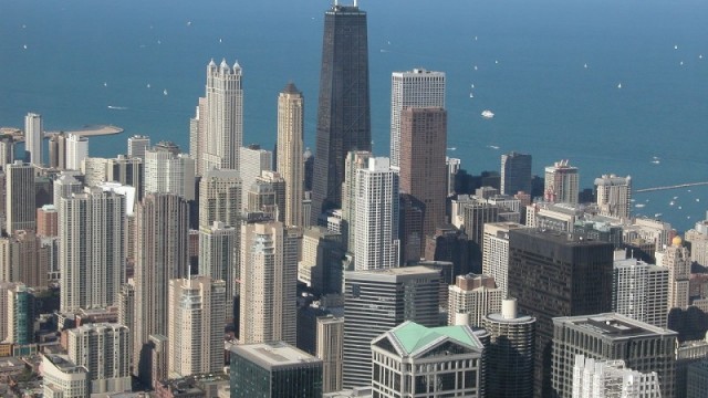 Święto Pracy obchodzone 1 maja swoją genezę miało w 1886 roku w Chicago. Ten dzień upamiętnia krwawy strajk robotników w tym mieście.