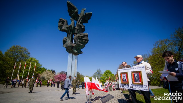 Dla jednych to jedynie skrawek biało-czerwonego materiału, dla innych całe życie - 2 maja swoje święto obchodzi polska flaga. W Szczecinie oficjalne uroczystości uczczenia tego dnia odbyły się przy Pomniku Czynu Polaków. Wzięło w nich udział kilkaset osób.
