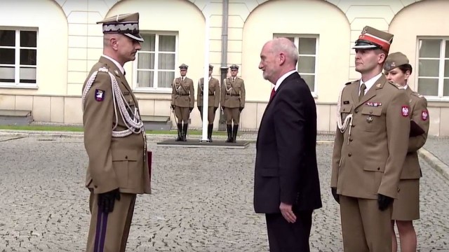 Nieoczekiwana zmiana dowódców w siłach zbrojnych. Minister Obrony Narodowej Antoni Macierewicz wręczył nominacje 14 żołnierzom.