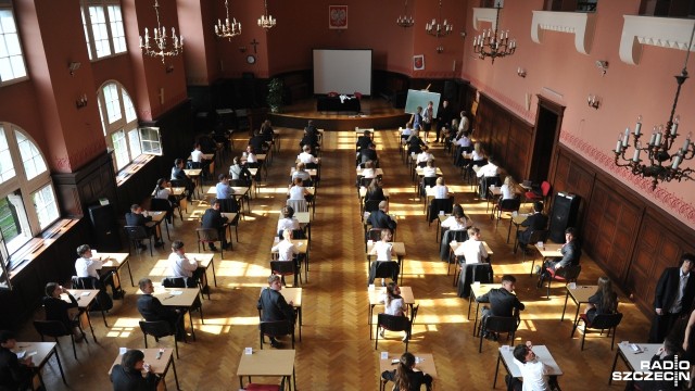 W środę rozpoczyna się sesja maturalna. Na początek abiturienci zmierzą się z językiem polskim. Egzamin pisemny na poziomie podstawowym rozpocznie się o godz. 9, a na rozszerzonym o 14.