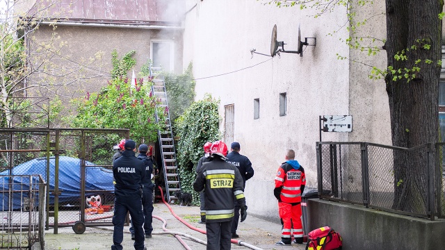 Strażacy zakończyli akcję gaśniczą w centrum Szczecina. Ogień w mieszkaniu na pierwszym piętrze budynku przy ul. 5 Lipca pojawił się w środę ok. godz. 9.