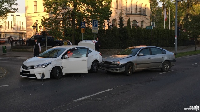 Jedna osoba została poszkodowana w wypadku do którego doszło na skrzyżowaniu ulic Felczaka i Wojska Polskiego w Szczecinie. Zderzyły się dwa samochody osobowe marki Toyota.