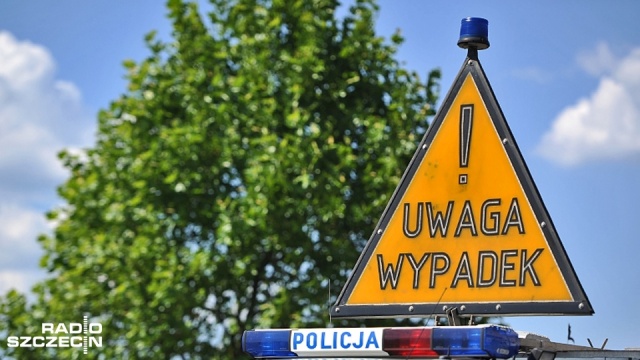 Samochód osobowy dachował na drodze wojewódzkiej nr 111 w miejscowości Miłowo w powiecie goleniowskim. Do wypadku doszło w czwartek ok. godz. 16.30.
