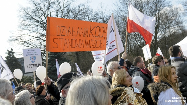 Ponad tysiąc osób z województwa zachodniopomorskiego jedzie w nocy z piątku na sobotę do Warszawy na Błękitny Marsz pod hasłem Jesteśmy i będziemy w Europie - tak wynika z szacunków KOD-u oraz partii opozycyjnych.