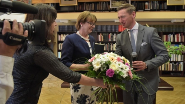 Mirosława Różycka z Biblioteki Głównej Uniwersytetu Szczecińskiego została Zachodniopomorskim Bibliotekarzem Roku 2015. Nagrodę otrzymała w piątek, podczas inauguracji Tygodnia Bibliotek.