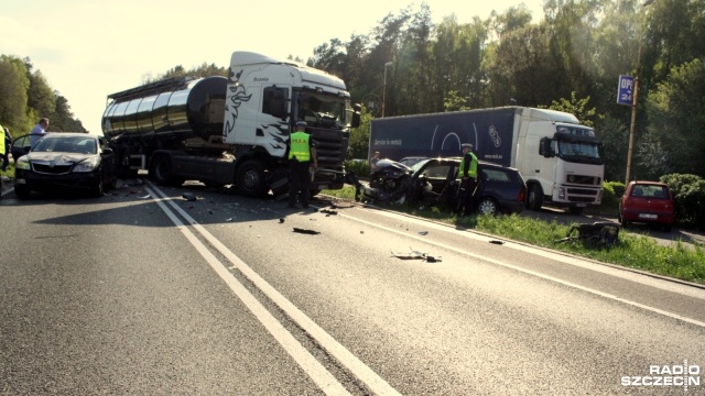 Cztery samochody osobowe i ciężarówka zderzyły się na drodze krajowej nr 6. Do wypadku doszło w piątek po godz. 15 za obwodnicą Nowogardu przed miejscowością Żabowo.