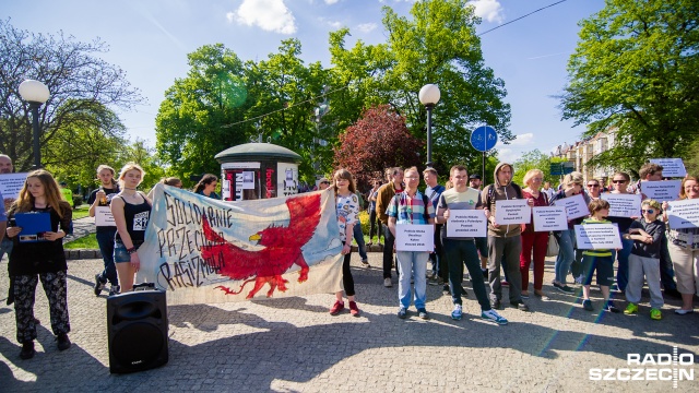 Kilkadziesiąt osób protestowało w niedzielę w Szczecinie na placu Grunwaldzkim przeciwko ksenofobii i nacjonalizmowi oraz narastającej przemocy wobec obcokrajowców w Polsce.