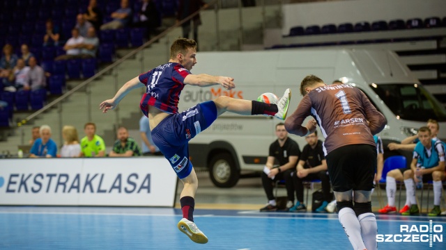 Halowi piłkarze Pogoni 04 oddalili się od tytułu Mistrza Polski w futsalu. Szczecinianie w pierwszym finałowym meczu o złoty medal przegrali we własnej hali z Gattą Zduńska Wola 0:2.
