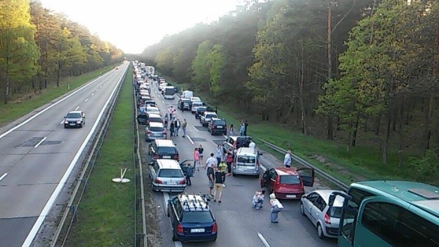 Maleje korek gigant na drodze ze Świnoujścia do Szczecina za węzłem Rześnica.