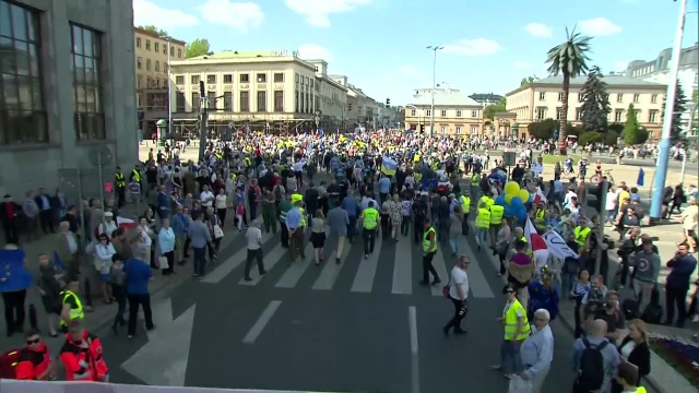 Dane władz Warszawy o liczbie uczestników podczas marszu Komitetu Obrony Demokracji i opozycji to dane propagandowe - stwierdził wiceminister spraw wewnętrznych i administracji Jarosław Zieliński.
