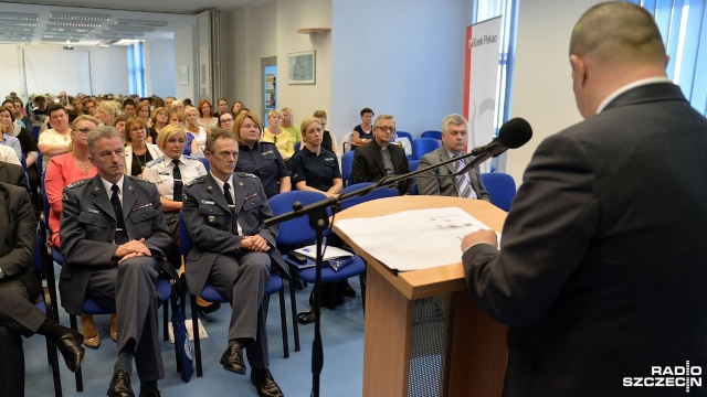 Na prokuratora, na wnuczka czy na funkcjonariusza Centralnego Biura Śledczego - to tylko kilka metod jakimi złodzieje próbują wyłudzić od seniorów pieniądze.
