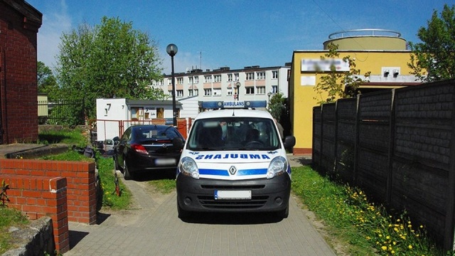 Kierowca Renault Kangoo potrącił 78-latkę na chodniku przy przychodni, przy ulicy Niedziałkowskiego. Do wypadku doszło w Choszcznie.