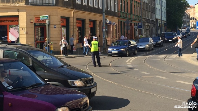Na skrzyżowaniu ul. Słowackiego i Wyzwolenia w Szczecinie doszło do kolizji autobusu linii 60 z autem osobowym.