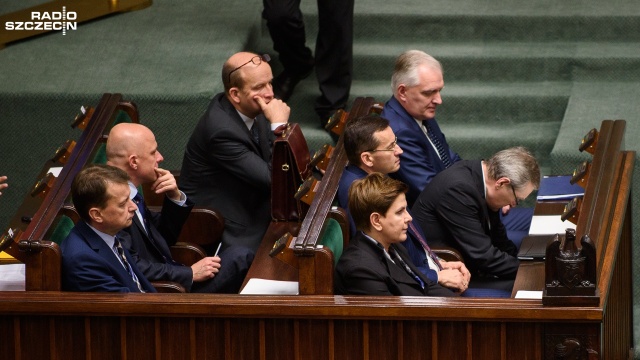 Raport z rządów koalicji PO-PSL przedstawiło w środę w Sejmie Prawo i Sprawiedliwość. Premier Beata Szydło skupiła się na dwóch wydarzeniach, jej ministrowie na swoich resortach.