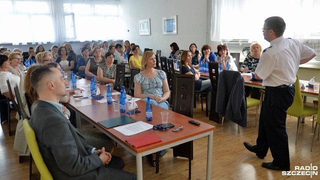 Jak rozpoznać czy dziecko jest ofiarą przemocy domowej, ma bulimię lub anoreksję oraz czy może być ofiarą pedofila Na ten temat debatowali w środę lekarze, psychologowie i pedagodzy. W Szkole Podstawowej nr 56 w Szczecinie odbyła się konferencja Współczesne zagrożenia dzieci i młodzieży.