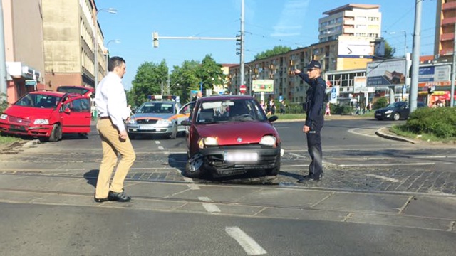 Dwa samochody osobowe ok. 8.30 zderzyły się na placu Rodła w Szczecinie.