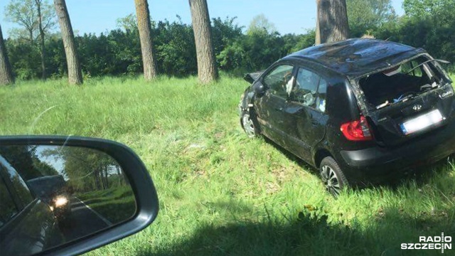 Wypadek na krajowej 6 za Płotami w kierunku Kołobrzegu. Kierowca jest ranny, został przewieziony do szpitala w Gryficach.