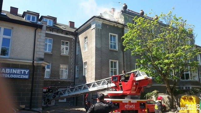 Pożar poddasza kamienicy przy ul. Szpitalnej w Kołobrzegu został opanowany. Ogień w trzypiętrowym budynku wybuchł w czwartek ok. godz. 12.30. Z kamienicy ewakuowano 50 osób.