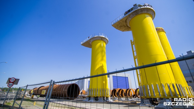 Szczeciński Park Przemysłowy zarabia na malowaniu podstaw do morskich elektrowni wiatrowych, które buduje fabryka na wyspie Gryfia. Fundamenty są malowane również w dawnej malarni stoczniowej.