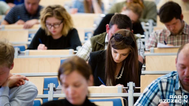 Ponad 50 osób napisało II Dyktando Uniwersyteckie w Szczecinie. Jego inicjatorką jest prof. Ewa Kołodziejek z Wydziału Filologicznego Uniwersytetu Szczecińskiego, a autorem tegorocznego tekstu - dr Rafał Sidorowicz.