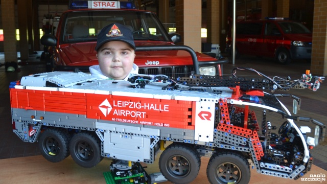 Blisko cztery tysiące klocków i dwa miesiące pracy poświęcił 12-letni Jakub Dziędziura z Kołobrzegu na stworzenie modelu wozu strażackiego Rosenbauer Panther 8x4.