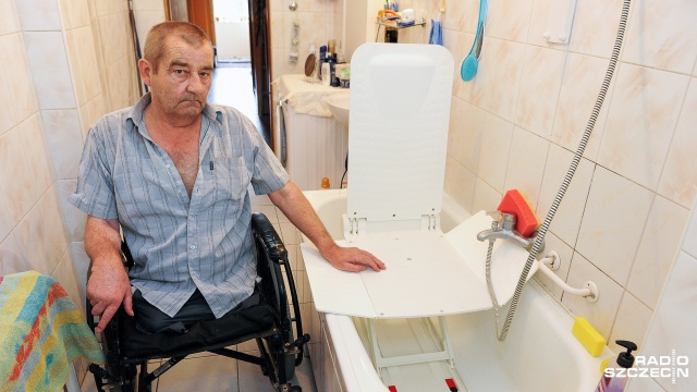 Pan Stanisław ze Szczecina nie ma nóg, od kilku lat jeździ na wózku. Jest niesamodzielny, we wszystkim pomaga mu żona. Ubiegał się w Miejskim Ośrodku Pomocy Rodzinie o dofinansowanie na podnośnik do wanny i szyny do zjazdu z mieszkania na parterze. Dostał tylko na to pierwsze. Teraz prawie nie wychodzi z domu.