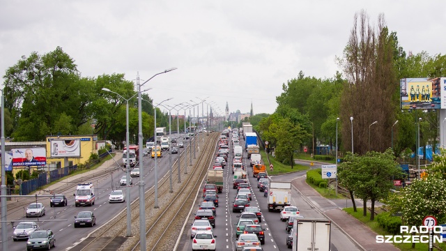 Potężny korek utworzył się w poniedziałek rano na ul. Gdańskiej w Szczecinie. To z powodu kolizji, do której doszło ok. godz. 8 na Estakadzie Pomorskiej. Zderzyły się tam dwa samochody osobowe i autobus komunikacji miejskiej linii pospiesznej C.
