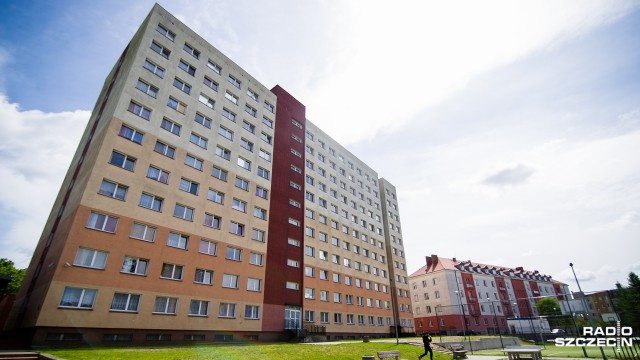 Szczecińskie grzędy jak publiczna toaleta. Studenci, którzy mieszkają w akademikach przy al. Piastów i ul. Szwoleżerów skarżą się, że przesiadujący tam oddają mocz pod ich oknami.