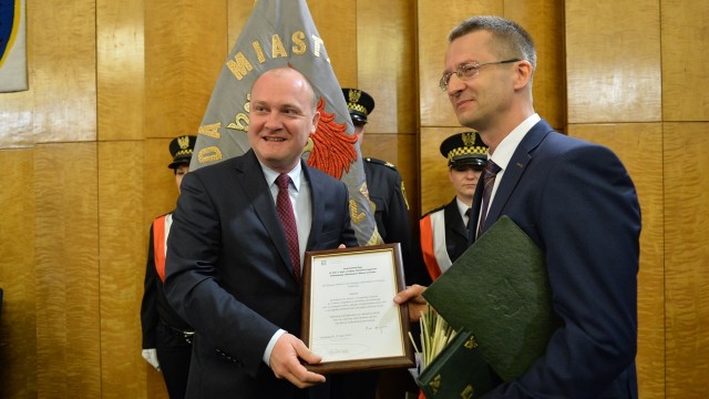 Tytuł Honorowego Obywatela Szczecina otrzymał neurochirurg prof. PUM-u Leszek Sagan. Wyróżnienie z rąk radnych i prezydenta miasta Sagan odebrał podczas wtorkowej sesji.