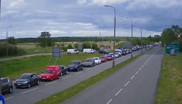 W niemal dwukilometrowym korku stoją kierowcy zmierzający do Świnoujścia przez karsiborską przeprawę.