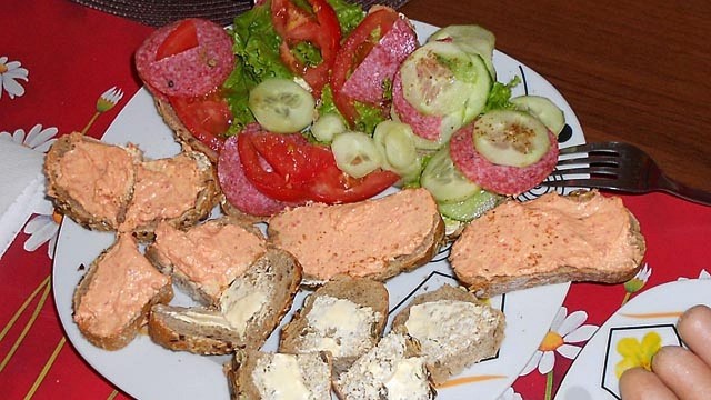 Guma do żucia bez cukru, drożdżówki i kanapki z różnego rodzaju pieczywa - takie produkty wrócą do szkolnych sklepików.