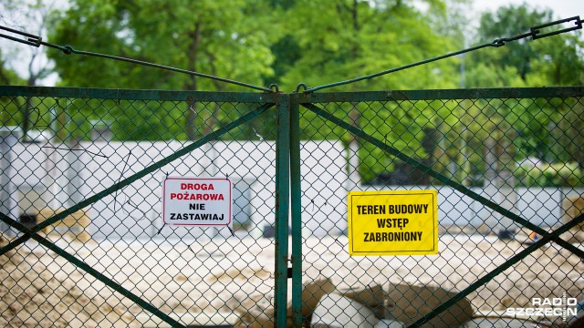 Stanęła budowa hali z kortami tenisowymi w alei Wojska Polskiego w Szczecinie. Wykonawca przerwał prace - miasto musi szukać teraz nowego wykonawcy, a obie strony grożą sądowymi pozwami.