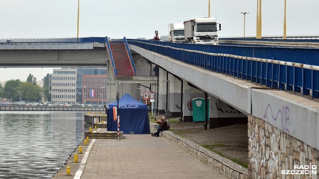 Zwłoki starszego mężczyzny wyłowiono z Odry w okolicy Trasy Zamkowej w Szczecinie. Pływające w rzece ciało zauważył jeden z przechodniów. Policjanci odebrali zgłoszenie w czwartek ok. godz. 9.