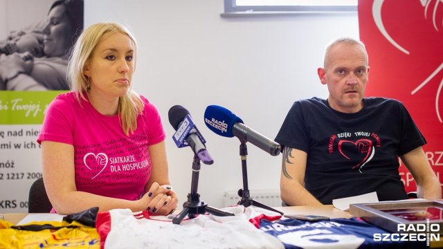 Prawie 40 sportowców zagra dla podopiecznych szczecińskiego hospicjum. Organizatorzy Meczu Gwiazd pokazali listę zawodników siatkarskiego meczu, który odbędzie się w sobotę w Azoty Arenie.