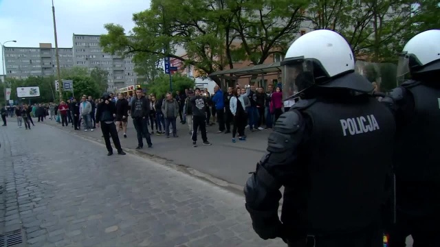 Czterech wrocławskich policjantów, którzy brali udział w zatrzymaniu zmarłego Igora S. zostało odsuniętych od służby. Śledztwo w sprawie śmierci 25-latka w komisariacie przejęła Prokuratura Okręgowa w Legnicy.