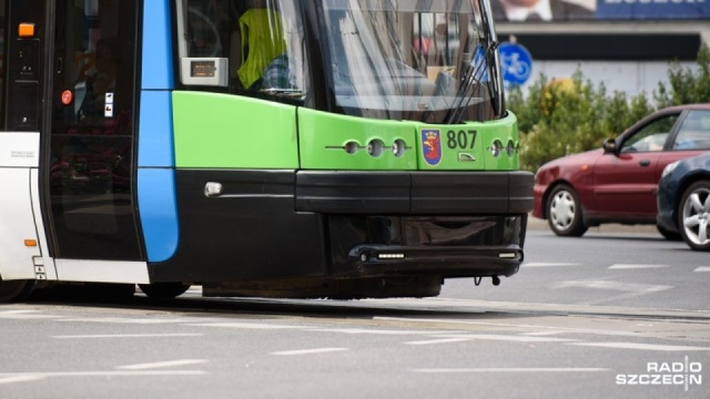 Tramwajowa trójka zepsuła się na ul. Smolańskiej i zablokowała przejazd w kierunku Wyszyńskiego w Szczecinie. Do zdarzenia doszło w piątek po godz. 6.