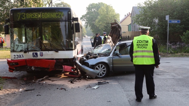 11 osób trafiło do szpitala po zderzeniu dwóch samochodów osobowych i autobusu komunikacji miejskiej linii 73 w Wielgowie. Do wypadku doszło w piątek przed godz. 6 u zbiegu ulic Bryczkowskiego z Fiołkową.