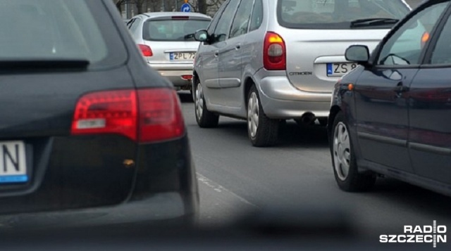 Zakorkowane Zdroje - taki jest efekt zamontowanych w piątek świateł przenośnych na skrzyżowaniu ulic Walecznych i Mącznej.