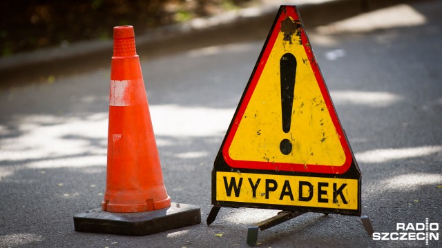 Samochód osobowy dachował na drodze wojewódzkiej nr 160. Do wypadku doszło w sobotę po południu pod Raduniem niedaleko Choszczna.