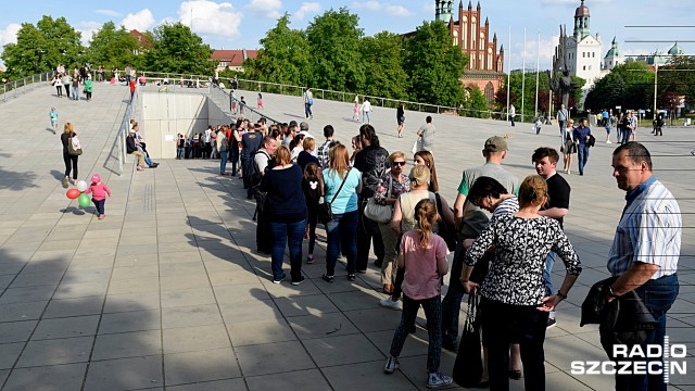 Tłumy szczecinian odwiedzają Centrum Dialogu Przełomy podczas odbywającej się w sobotę Europejskiej Nocy Muzeów. Przełomy po raz pierwszy biorą udział w tej imprezie.
