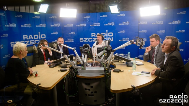 Spór wokół Trybunału Konstytucyjnego należy zażegnać w kraju - mówili goście Kawiarenki politycznej Radia Szczecin.