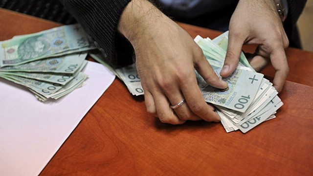 Polski złoty to najtańsza waluta na świecie - uważają specjaliści z Deutsche Banku.