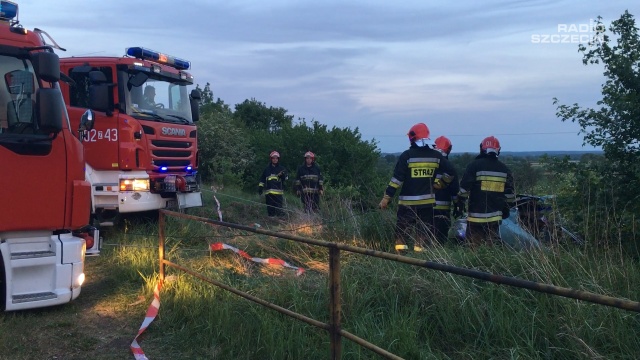 Na ulicy Floriana Krygiera w Szczecinie trwa akcja ratownicza. Z 15-metrowej skarpy spadł samochód osobowy.