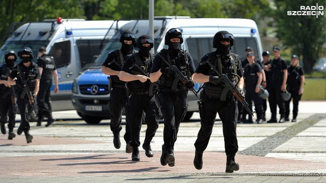 Terroryści, którzy napadli na kantor, wdarli się do szczecińskiej hali podczas meczu siatkarskiego. Napastnicy otworzyli ogień i wzięli 50 zakładników, jednego zabili...